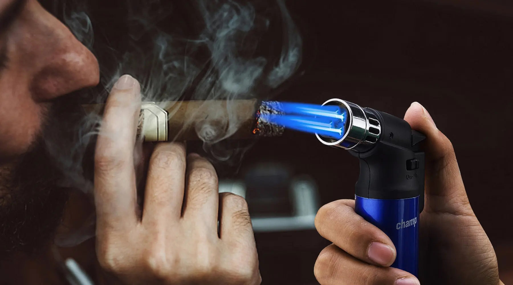 Sigarenaansteker met jetflame die de voet van een sigaar gelijkmatig aansteekt