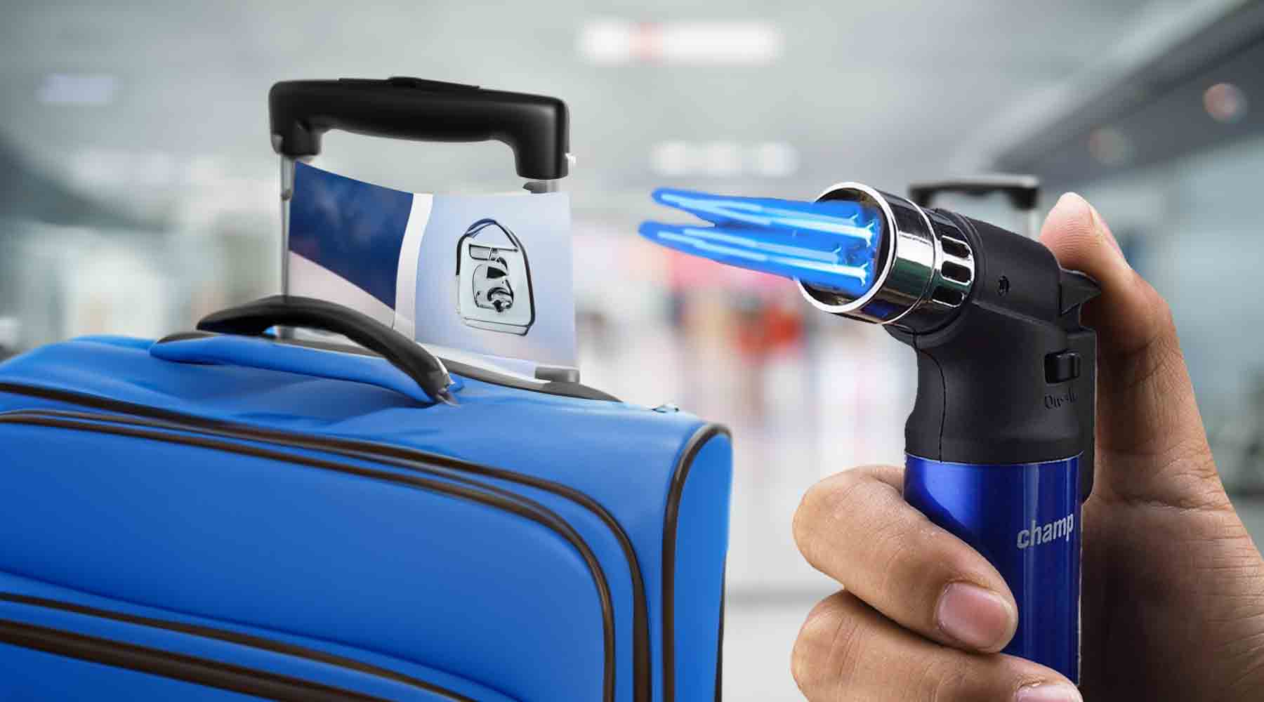Aansteker naast een paspoort bij de securitycheck voor een vlucht met het vliegtuig