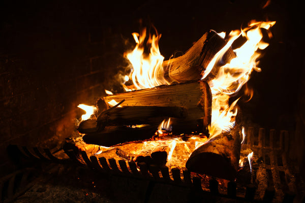 Allume-feu : laine de bois ou cubes, lequel choisir ?